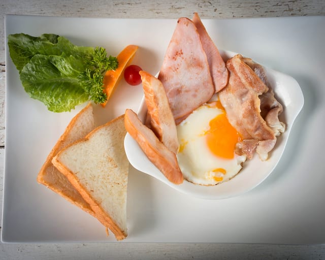 2 Eggs with Ham.